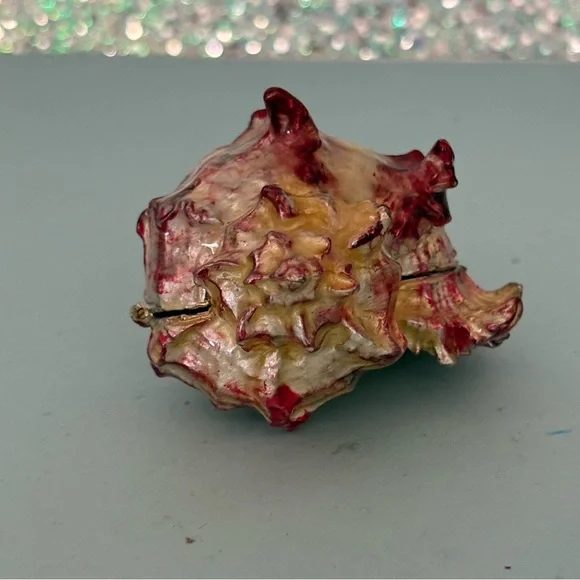 Monet 2011 MUREX Red Cream Seashell Hinged Metal Treasures Trinket Box - Picture 2 of 9